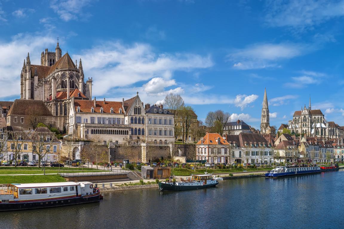 Blick auf Auxerre mit Kathedrale und Kloster