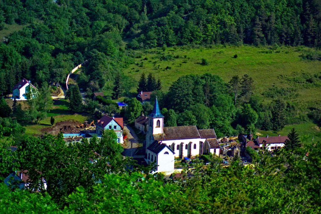 Dorf im Burgung mit malerischer Kirche