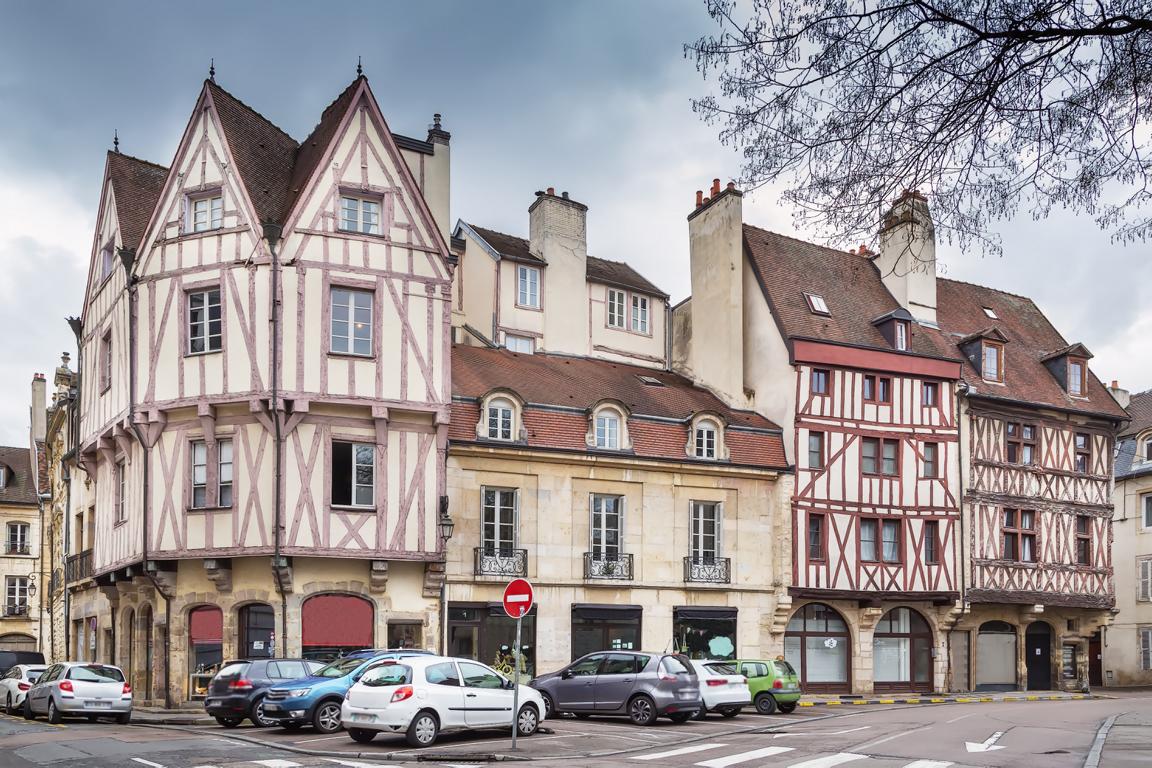 Strasse mit historischen Häusern in Dijon